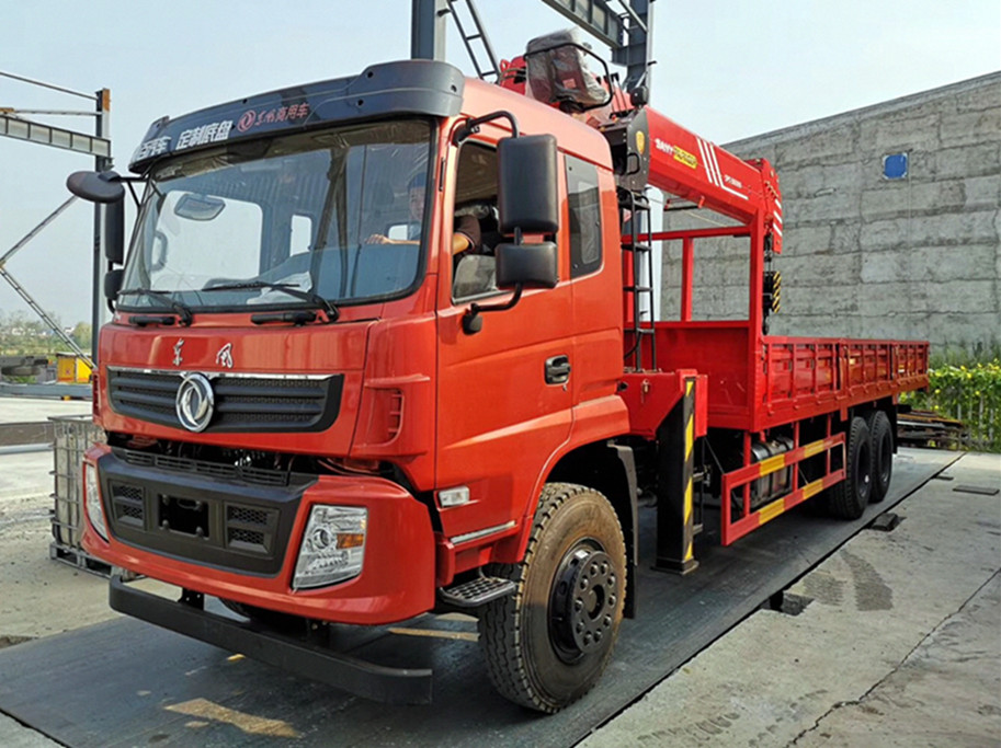 東風(fēng)專(zhuān)底D913后雙橋隨車(chē)吊