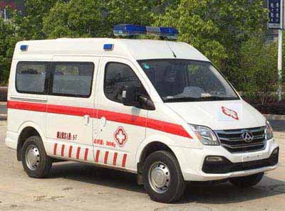 程力威牌CLW5047XJHS5型救護(hù)車(chē)